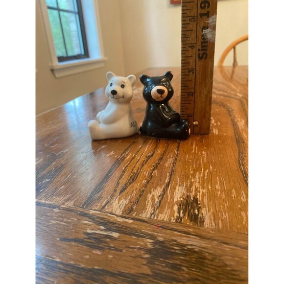 Vintage Bear Salt and Pepper Shakers Alaska White and Black Bears Ceramic - Picture 8 of 8